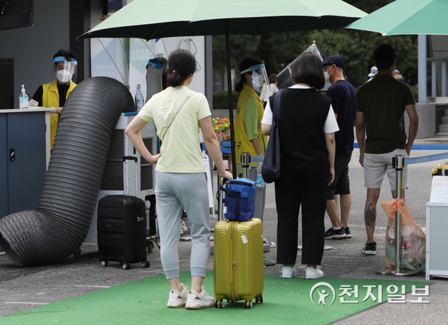 [천지일보=남승우 기자] 추석 연휴 마지막 날인 22일 서울 서초구 고속버스터미널에 마련된 임시 선별검사소에서 귀경객들이 코로나19 검사를 받기 위해 대기하고 있다. 방역당국에 따르면 이날 0시 기준 신종 코로나바이러스 감염증(코로나19) 신규 확진자는 1720명으로 집계됐다. ⓒ천지일보 2021.9.22