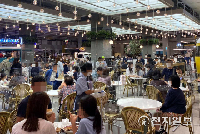 22일 서울 여의도 더현대 백화점 취식공간이 음식을 먹는 사람들로 붐비고 있다. ⓒ천지일보 2021.9.22
