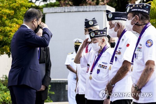 (호놀룰루=연합뉴스) 문재인 대통령이 22일(현지시각) 미국 하와이 펀치볼 국립묘지에서 한국전 참전용사들과 인사하고 있다.