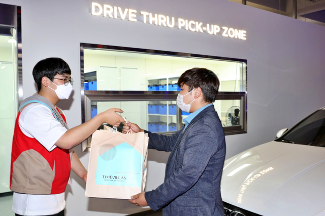 고객이 ‘드라이브 스루 픽업 서비스’를 이용하고 있다. (제공: 롯데백화점)