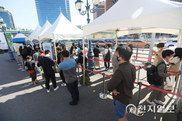 [천지일보=남승우 기자] 추석 연휴가 끝난 23일 오전 서울역 광장 임시 선별검사소에서 시민들이 신종 코로나바이러스 감염증(코로나19) 검사를 받기 위해 기다리고 있다. ⓒ천지일보 2021.9.23