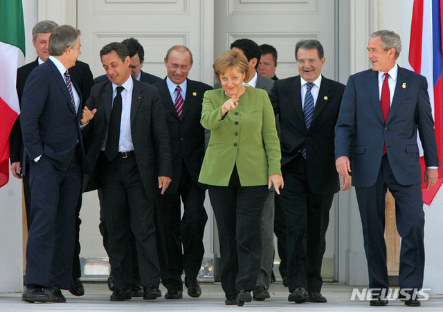 2007년 6월 7일 앙겔라 메르켈 독일 총리(가운데)와 조지 부시 미국 대통령, 로마노 프로디 이탈리아 총리, 아베 신조 일본 총리, 블라디미르 푸틴 러시아 대통령, 니콜라 사르코지 프랑스 대통령 등이 독일 헤이리겐담에서 열린 G8 정상회담을 위해 모여있다. (출처: 뉴시스)