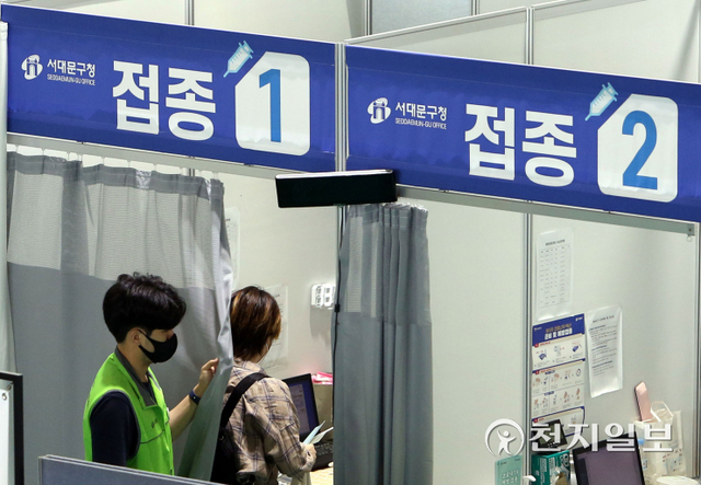 [천지일보=남승우 기자] 신종 코로나바이러스 감염증(코로나19) 백신 접종 완료자가 전체 인구의 39%를 넘어선 가운데 한 시민이 13일 오후 서울 서대문구 북아현문화체육센터에 마련된 코로나19 예방접종센터에서 백신 접종을 받기 위해 접종실로 들어가고 있다. ⓒ천지일보 2021.9.13