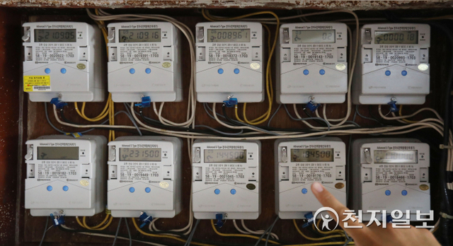 [천지일보=남승우 기자] 한국전력공사(한전)가 올해 4분기부터 적용되는 전기요금을 인상한 23일 오후 서울 마포구의 한 다세대주택에서 전력계량기가 돌아가고 있다. 한전에 따르면 인상폭은 1kWh당 3.0원으로 월평균 350kWh를 사용하는 4인용 가구는 매달 1050원씩 오르게 된다. 이번 인상은 지난 2013년 11월 이후 약 8년 만이다. ⓒ천지일보 2021.9.23