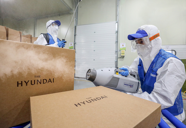 명절 선물세트 배송 전 방역을 진행하고 있다. (제공: 현대백화점)