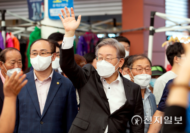 [천지일보=박준성 기자] 더불어민주당 대선주자인 이재명 경기지사가 17일 오후 전남 함평군 천지전통시장을 찾아 시민들에게 손들어 인사를 하고 있다. (제공: 이재명 캠프) ⓒ천지일보 2021.9.17