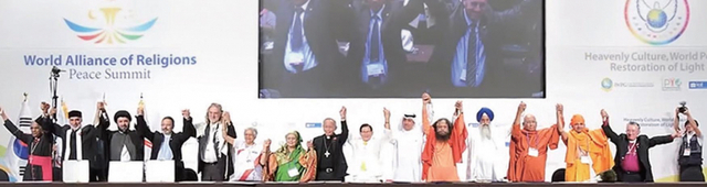 2014년 9월 18일 평화협약식에 참석한 종교 지도자들이 종교 대통합을 약속한 뒤 기념촬영을 하고 있다. (제공: HWPL) ⓒ천지일보 2021.9.23