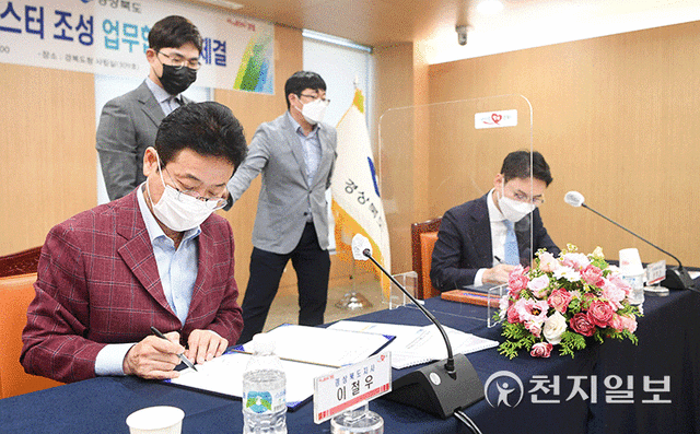 23일 경북도와 인트로메딕이 ‘원격협진·바이오 클러스터 조성’ 업무협약을 체결한 가운데 이철우 경북도지사와 권혁찬 인트로메딕 대표가 협약서에 서명하고 있다. (제공: 경북도) ⓒ천지일보 2021.9.23