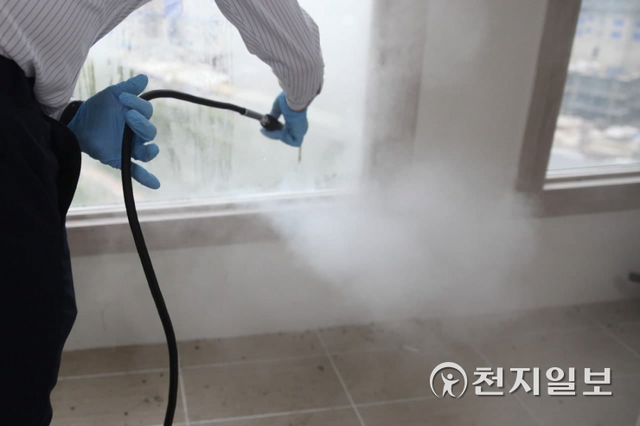 [천지일보=윤혜나 인턴기자] 특수청소업체가 고독사한 30대 청년의 집 소독을 마무리하고 있다. ⓒ천지일보 2021.9.24