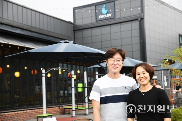 포천시 가산면에 위치한 헬스용품 전문기업 ㈜이고진은 헬스기구 인터넷 판매 점유율 1위 기업이자 대한민국 최초 헬스전문 쇼핑몰을 만든 곳으로 널리 알려져 있는 가운데 대표들이 회사 앞에서 기념사진을 찍고 있다. (제공: 포천시) ⓒ천지일보 2021.9.24