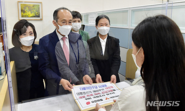 국민의힘 추경호 원내수석부대표와 전주혜, 김은혜 의원, 국민의당 권은희 원내대표가 23일 서울 여의도 국회 의안과에 더불어민주당 대권주자인 이재명 경기도지사 대장동 개발 특혜 의혹 진상규명을 위한 국정조사 요구서 및 특별검사임명 등에 관한 법률안을 제출하고 있다. (출처: 뉴시스)