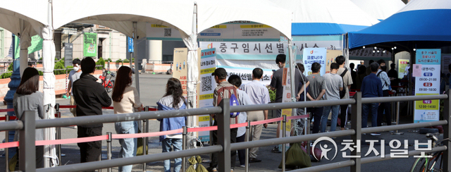 [천지일보=남승우 기자] 신종 코로나바이러스 감염증(코로나19) 신규 확진자가 2434명으로 역대 최대치를 기록한 24일 서울역 광장에 마련된 임시 선별검사소에서 의료진이 검사 안내를 하고 있다. ⓒ천지일보 2021.9.24