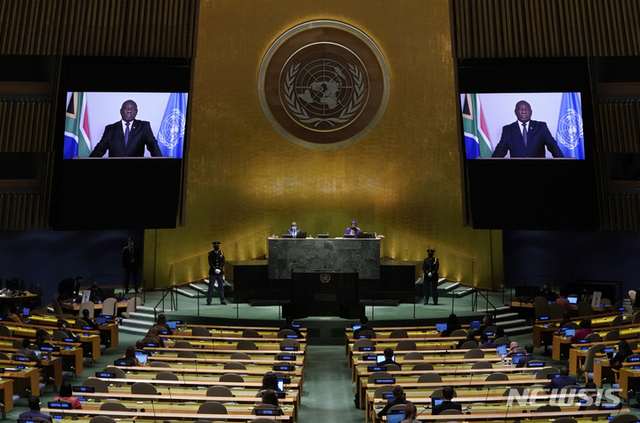 [뉴욕(미국)=AP/뉴시스] 시릴 라마포사 남아프리카공화국 대통령이 23일 제76차 유엔 총회 연설을 통해 '백신 불평등'에 대해 이야기하고 있다. 2021.09.24.