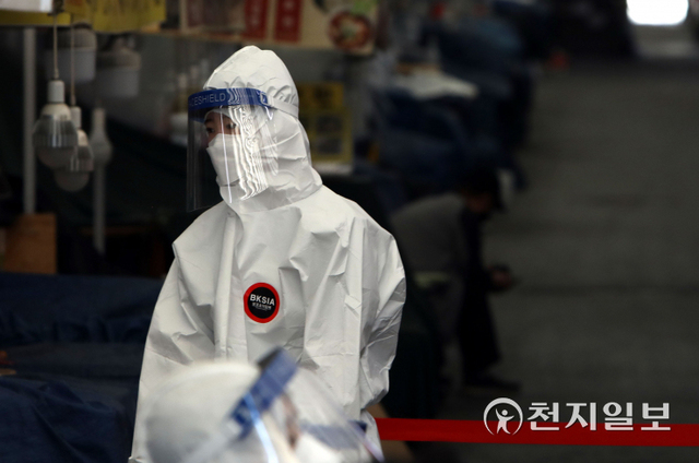 [천지일보=남승우 기자] 24일 오전 신종 코로나바이러스 감염증(코로나19) 집단감염이 발생한 서울 중구 중부건어물시장에 마련된 찾아가는 선별진료소에서 의료진이 검사자를 기다리며 잠시 생각에 잠겨 있다. 방역당국에 따르면 이날 0시 기준 코로나19 신규 확진자는 2434명으로 역대 최대치를 기록했다. 이 중 서울시 확진자 수는 907명이고, 중부시장 관련 확진자는 26명 증가한 224명으로 집계됐다. ⓒ천지일보 2021.9.24