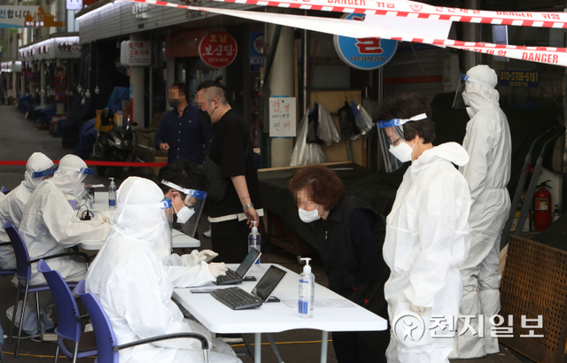 [천지일보=남승우 기자] 24일 오전 신종 코로나바이러스 감염증(코로나19) 집단감염이 발생한 서울 중구 중부건어물시장에 마련된 찾아가는 선별진료소에서 상인과 방문객들이 검사 접수를 하고 있다. 방역당국에 따르면 이날 0시 기준 코로나19 신규 확진자는 2434명으로 역대 최대치를 기록했다. 이 중 서울시 확진자 수는 907명이고, 중부시장 관련 확진자는 26명 증가한 224명으로 집계됐다. ⓒ천지일보 2021.9.24