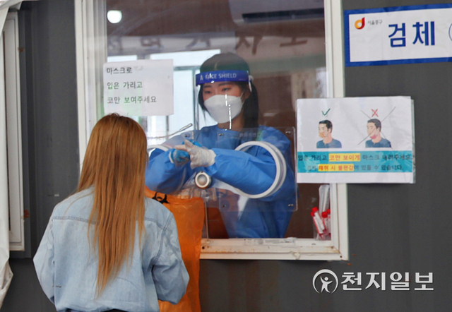 [천지일보=정다준 기자] 신종 코로나바이러스 감염증(코로나19) 신규 확진자가 3273명으로 역대 최대치를 기록한 25일 서울역 광장에 마련된 임시 선별검사소에서 한 시민이 코로나19 검사를 받고 있다. ⓒ천지일보 2021.9.25