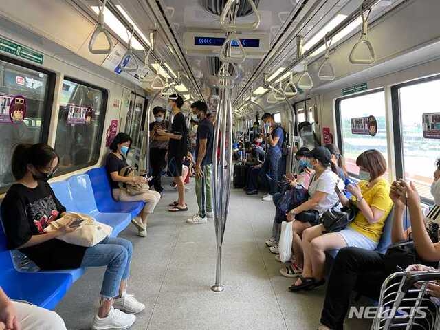 지난 5월19일(현지시간) 싱가포르 지하철에서 승객들이 마스크를 쓰고 있다. 2021.09.25. (출처: 뉴시스)