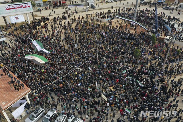시리아 ‘아랍의 봄’ 10주년 맞아 대규모 시위[이들리브=AP/뉴시스] 시리아 반정부 시위대 수천 명이 15일(현지시간) 민주화 시위 10주년을 맞아 시리아 이들리브에서 대규모 시위를 벌이고 있다. 2011년 3월 15일 '아랍의 봄'으로 불리는 민주화 시위는 내전으로 번져 10년째 이어지고 있으며 그간 약 39만 명이 목숨을 잃었다.