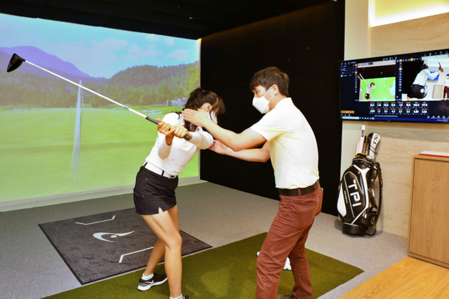 고객이 롯데백화점 잠실점에서 골프 TPI를 제공받고 있다. (제공: 롯데백화점)