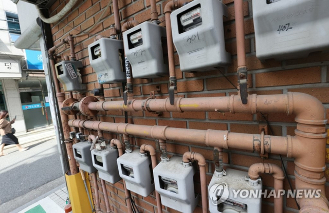 26일 정부 당국과 17개 시도 지자체에 따르면 도시가스 요금, 철도 요금, 고속도로 통행료, 대중교통 이용료 등 공공요금 인상 움직임이 감지되고 있다. 사진은 이날 서울 시내 주택가의 도시가스 계량기. (출처: 연합뉴스)