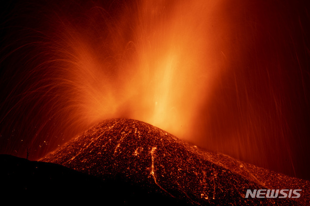 23일(현지시간) 스페인 카나리아 산맥의 라 팔마 섬에서 화산이 폭발해 용암이 흐르고 있다. (출처: 뉴시스)