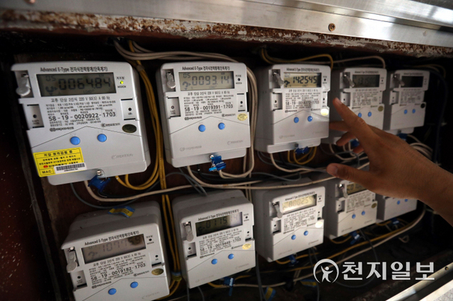 [천지일보=남승우 기자] 한국전력공사(한전)가 올해 4분기부터 적용되는 전기요금을 인상한 23일 오후 서울 마포구의 한 다세대주택에서 전력계량기가 돌아가고 있다. 한전에 따르면 인상폭은 1kWh당 3.0원으로 월평균 350kWh를 사용하는 4인용 가구는 매달 1050원씩 오르게 된다. 이번 인상은 지난 2013년 11월 이후 약 8년 만이다.  ⓒ천지일보 2021.9.23