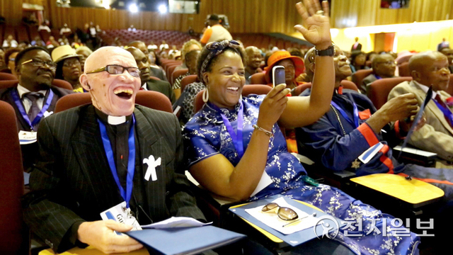 2015년 3월 28일 남아공 바포켕 왕국에서 평화축제가 열린 가운데 참석자들이 기념촬영을 하며 환하게 웃고 있다. ⓒ천지일보 2021.9.26