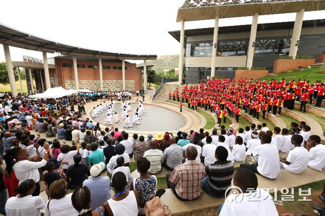 2015년 3월 28일 남아공 르보네 고등학교에서 평화기념비 제막식이 열린 가운데 학생 평화공연이 진행되고 있다. ⓒ천지일보 2021.9.26