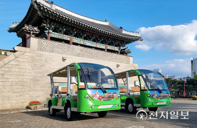 진주성 관람편의 지원을 위해 도입된 진주성 전기카트. (제공: 진주시) ⓒ천지일보 2021.9.27