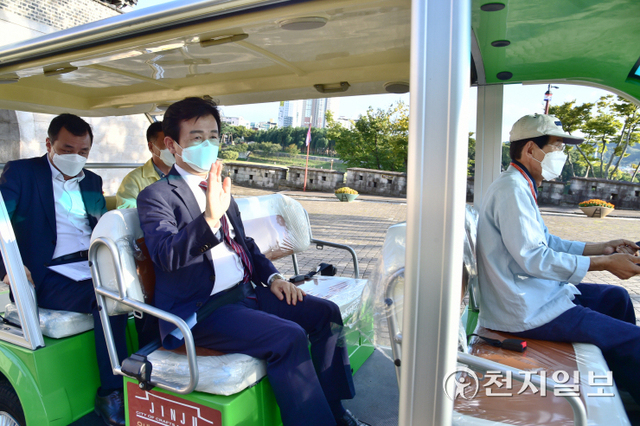 조규일 진주시장이 27일 ‘시민과의 데이트’ 행사를 위해 진주성을 방문해 전기카트를 직접 시승하고 있다. (제공: 진주시) ⓒ천지일보 2021.9.27