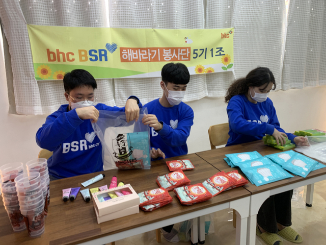 해바라기 봉사단 5기 1조가 지난 24일 경기도 부천시 일대 독거노인 어르신들을 위해 비대면 안부패키지 전달 캠페인에 참여하고 있다. (제공: bhc치킨)