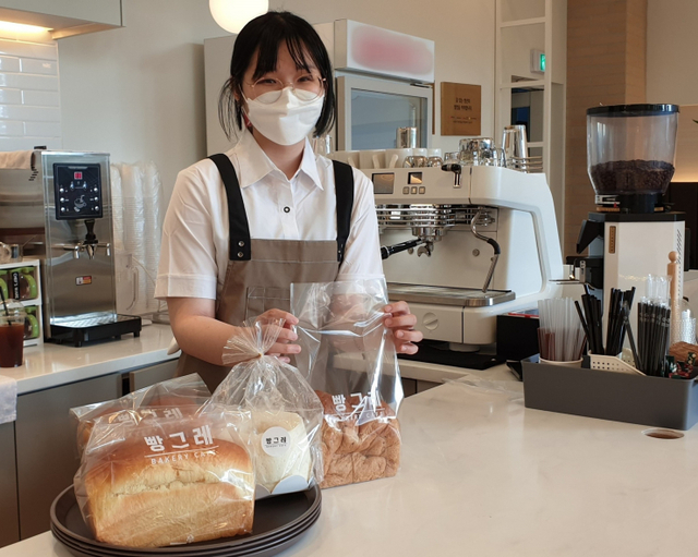 빵그레 광주점 자활근로 청년 직원이 빵을 포장하고 있다. (제공: 하이트진로)