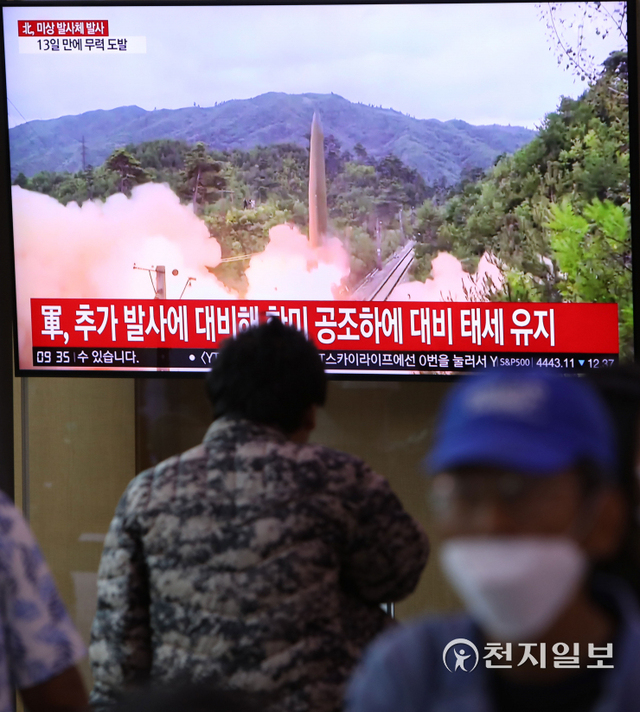 [천지일보=남승우 기자] 시민들이 28일 서울역 대합실에서 북한 미사일 발사와 관련된 뉴스를 시청하고 있다.합동참모본부는 이날 오전 “북한이 동해상으로 미상 발사체를 발사했다”고 밝혔다. 북한이 미사일을 시험 발사한 것은 지난 15일 이후 13일 만이다. ⓒ천지일보 2021.9.28