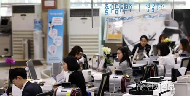 [천지일보=김지헌 기자] 총체적상환능력비율(DSR) 시행 첫날인 26일 서울 KB국민은행 여의도본점 직원들이 업무를 보고 있다. DSR은 대출심사과정에서 기존 주택담보대출뿐 아니라 신용대출 등 모든 대출의 연간 원리금 상환액을 합산, 연 소득과 비교해 대출한도를 정하는 방식이다. 이때 합산하는 대출은 주택담보대출뿐 아니라 마이너스통장 등 신용대출, 자동차할부대출, 카드론 등 모든 대출을 말한다. ⓒ천지일보 2018.3.26