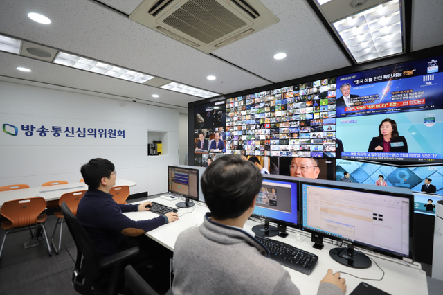 방심위 직원이 관제실에서 모니터링 업무를 하고 있다. (제공: 방심위)