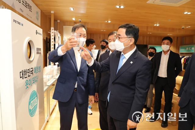 허성무 창원시장이 서울 BYN블랙야크 본사에서 투명페트병 수거부터 제품생산과 소비까지 이뤄지는 고품질 자원순환과 수요확대를 위한 업무협약을 체결했다.(제공: 창원시)ⓒ천지일보 2021.9.28