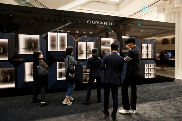 고객들이 신세계백화점 강남점 1층 메종 고야드 팝업 쇼케이스를 둘러보고 있다. (제공: 신세계백화점)