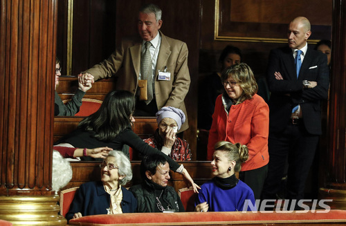 이탈리아 야당 급진당 소속 엠마 보니노(가운데) 상원의원이 로마에 있는 의회에서 존엄사 법안이 상원을 통과하자 눈물을 흘리며 기뻐하고 있다. (출처: 뉴시스)