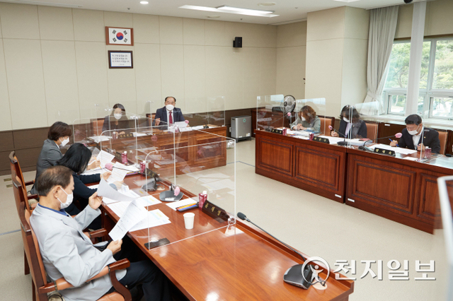용인시의회 의회운영위원회 28일 제258회 임시회 개회에 대해 논의하고 있다. (제공: 용인시의회) ⓒ천지일보 2021.9.28