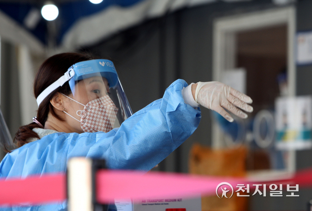 [천지일보=남승우 기자] 신종 코로나바이러스 감염증(코로나19) 신규 확진자가 2434명으로 역대 최대치를 기록한 24일 서울역 광장에 마련된 임시 선별검사소에서 의료진이 검사 안내를 하고 있다. ⓒ천지일보 2021.9.24