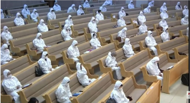 지난 8월 1일 W교회에서 열린 방호복 예배의 모습. (출처: 성서나라 유튜브 캡처)