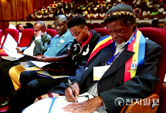 2015년 3월 30일 남아공 프리토리아 남아프리카대학교에서 열린 ‘아프리카 평화 만국회의’에서 종교지도자들이 평화 협약서에 사인하고 있다. ⓒ천지일보 2021.9.29