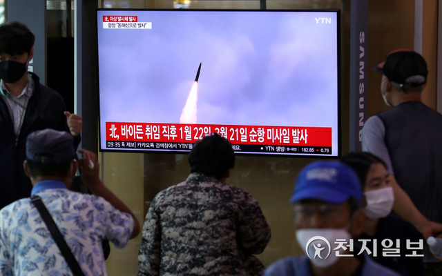 [천지일보=남승우 기자] 시민들이 28일 서울역 대합실에서 북한 미사일 발사와 관련된 뉴스를 시청하고 있다.합동참모본부는 이날 오전 “북한이 동해상으로 미상 발사체를 발사했다”고 밝혔다. 북한이 미사일을 시험 발사한 것은 지난 15일 이후 13일 만이다. ⓒ천지일보 2021.9.28