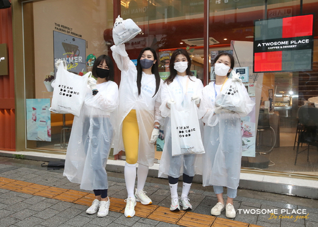 투썸플레이스가 MZ세대 앰버서더 100명을 선정해 환경·사회·건강을 연계한 플로깅 캠페인을 진행하고 있다. (제공: 투썸플레이스)