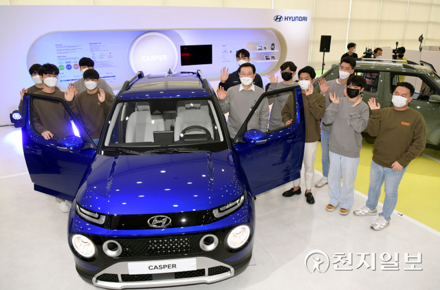 이용섭 광주시장이 29일 오전 시청 시민홀에서 열린 캐스퍼 차량 전시관 개관식에 참석해 참석자들과 함께 기념촬영을 하고 있다. (제공: 광주시청) ⓒ천지일보 2021.9.29