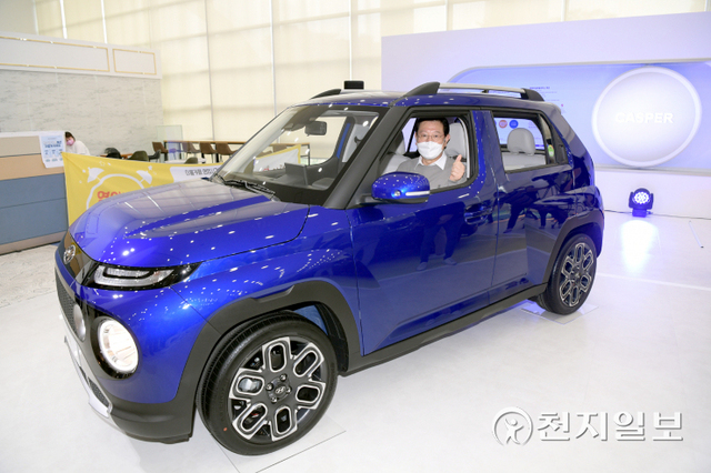 이용섭 광주시장이 29일 오전 시청 시민홀에서 열린 캐스퍼 차량 전시관 개관식에 참석해 캐스퍼 시승을 하고 있다. (제공: 광주시청) ⓒ천지일보 2021.9.29