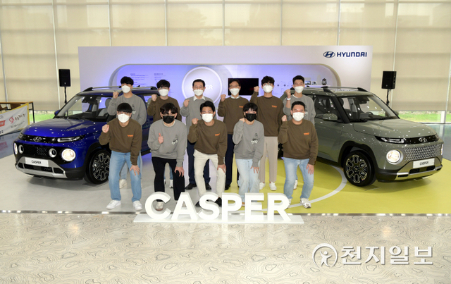 이용섭 광주시장이 29일 오전 시청 시민홀에서 열린 캐스퍼 차량 전시관 개관식에 참석해 참석자들과 함께 기념촬영을 하고 있다. (제공: 광주시청) ⓒ천지일보 2021.9.29