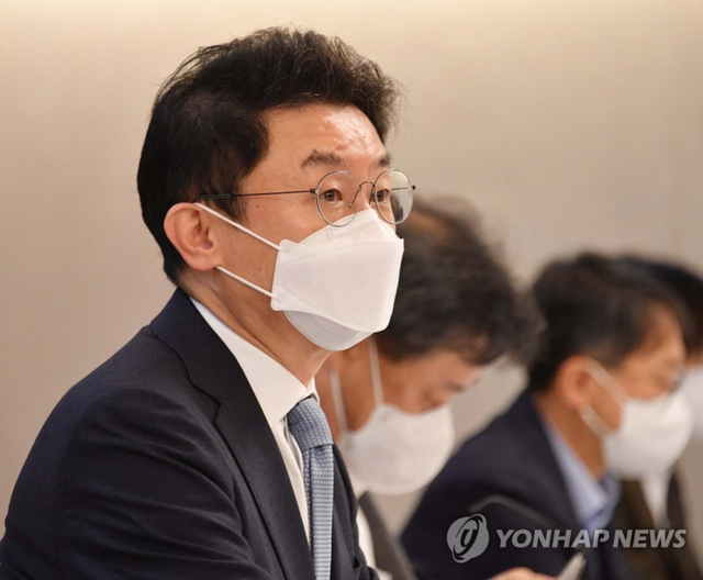 (서울=연합뉴스) 이억원 기획재정부 1차관이 27일 오전 정부서울청사에서 열린 '제29차 혁신성장 전략점검회의 겸 코로나 정책점검회의 겸 한국판뉴딜 점검 TF 겸 제24차 물가관계차관회의'에서 발언하고 있다.