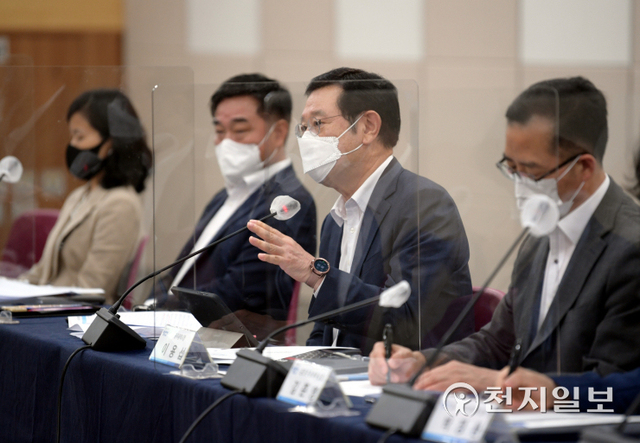 이용섭 광주시장이 29일 오후 김대중컨벤션센터에서 열린 공공기관장 회의에 참석해 회의를 주재하고 있다. (제공: 광주시청) ⓒ천지일보 2021.9.29