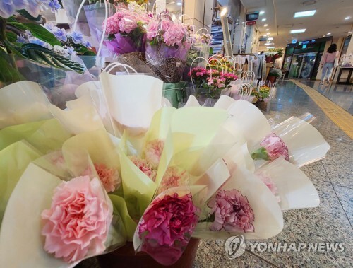 (서울=연합뉴스) 신종 코로나바이러스 감염증(코로나19)의 여파로 인한 소비 감소와 값싼 중국산 꽃 수입이 늘며 화훼업계가 어려움을 겪고 있다. 한국농수산식품유통공사(aT)에 따르면 올해 4월 중국, 콜롬비아 등 수입한 카네이션은 1천650만송이로, 지난해와 비교해 28％가량 증가한 수치다. 화훼시장의 연중 대목 중 하나인 스승의 날을 하루 앞둔 14일 서울 서초구의 한 꽃가게가 한산하다.